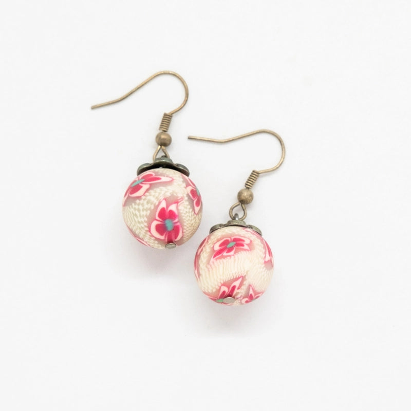 Round earrings in pink and white flowers